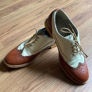 WANTED two-tone women’s oxfords size 7